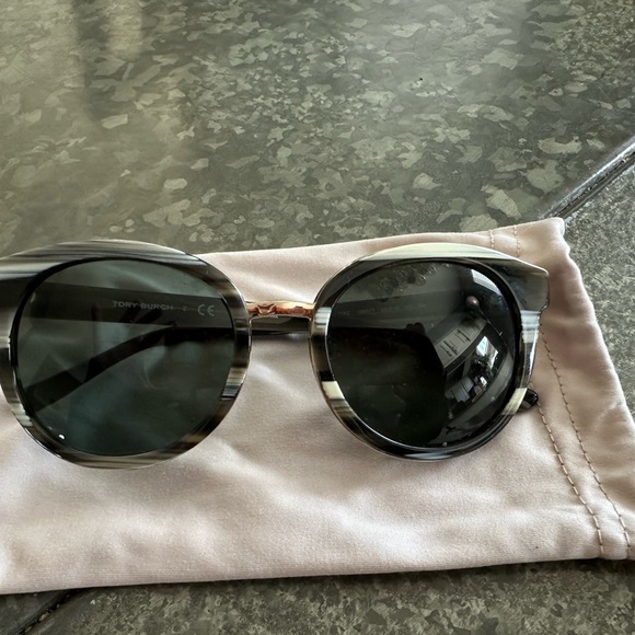 Women's Tory Burch Tortoise Sunglasses Brown, Gray, Beige - Picture 2 of 11